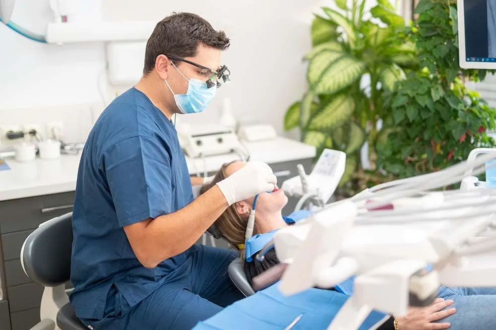 Το Οδοντιατρείο οδοντίατρος Καβάλα